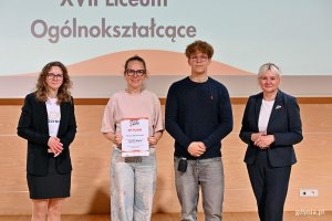 Przedstawiciele XVII Liceum Og&oacute;lnokształcącego z dyplomem i nagrodą dla szkoły za II miejsce za aktywność w kampanii &bdquo;Jak szkoła to dwa koła&rdquo;. Na zdjęciu z Iwoną Tanewska &ndash; naczelniczką Wydziału Edukacji Urzędu Miasta Gdyni i Dominiką Godlewską&nbsp;&ndash; koordynatorką kampanii &bdquo;Jak szkoła to dwa koła&rdquo; z ramienia Referatu Zarządzania Ruchem i Mobilnością Urzędu Miasta Gdyni 