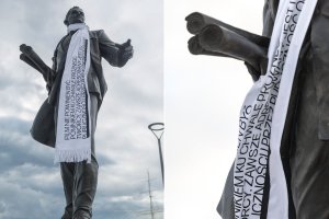 Szalik na pomniku Tadeusza Wendy z cytatem: „Film nie powinien być pomnikiem ku chwale próżnego twórcy. Zawsze adresowany jest do publiczności i przez publiczność oceniany” // fot. Traffic Design