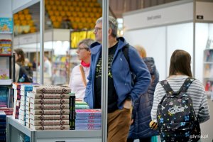 Uczestnicy Targ&oacute;w Książki w Gdyni odwiedzający stoiska wydawc&oacute;w 