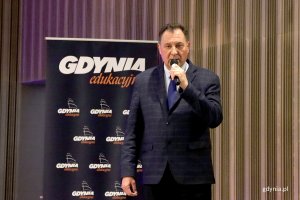 Spotkanie kadry zarządającej gdyńskich plac&oacute;wek oświatowych, na zdjęciu emerytowany dyrektor SP 46 w Gdyni Andrzej Gogola (fot. Katarzyna Balcerzak)