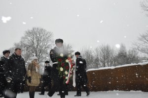 W imieniu władz miasta kwiaty w Kwaterze Pamięci złozyli radni: Jarosław Kłodziński i Elżbieta Sierżęga. Fot. Arleta Bolda-Górna