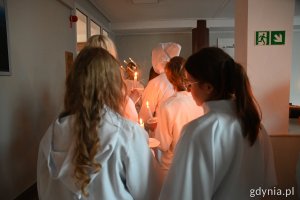 Uczniowie śpiewają szwedzkie pieśni// fot. Karolina Szypelt