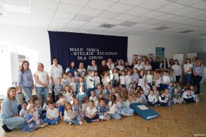 Zdjecie zbiorowe przedszkolak&oacute;w, nauczycieli i dyrektorki Anny Piskulak w towarzystwie prezydent Aleksandry Kosiorek