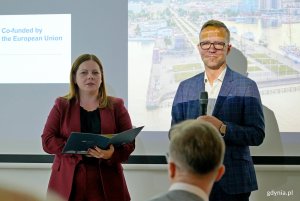 Prezydent Gdyni Aleksandra Kosiorek oraz Tomasz Limon, prezes zarządu Pracodawców Pomorza i przewodniczący Gdyńskiej Rady Dialogu Gospodarczego, otwierający kolejne posiedzenie rady