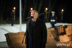 Prezydent Gdyni Wojciech Szczurek podczas capstrzyku z okazji 105. rocznicy utworzenia Marynarki Wojennej 