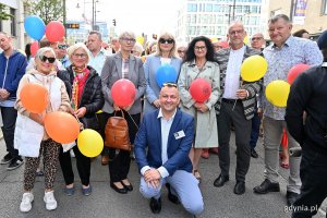 W przemarszu w ramach V Pomorskiego Dnia Seniora wzięli udział m.in. (od prawej): radny Jarosław Kłodziński, wiceprezydent Gdyni Michał Guć z żoną Iwoną, Bożena Zglińska - dyrektorka Centrum Aktywności Seniora, Joanna Zielińska - przewodnicząca Rady Miasta Gdyni. Na dole: Kordian Kulaszewicz - prezes Fundacji Adaptacja