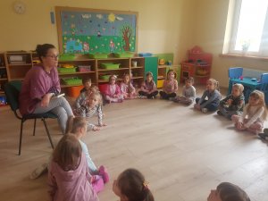 Dzieci i aktorka Elżbieta Mrozińska w przedszkolu