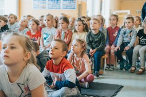 Dzieci na widowni podczas spektaklu w Przedszkolu nr 50