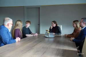 Spotkanie z prezydent Gdyni Aleksandrą Kosiorek i wiceprezydentką Oktawią Gorzeńską. Na zdjęciu m.in.: dyrektor VI LO Tomasz Ogrodnik, laureaci konkursu Explory Laura Grafińska i Tomasz Gierka (fot. Magdalena Starnawska)