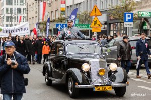 Członek Związku Piłsudczyków RP wcielający się w postać marszałka Józefa Piłsudskiego pozdrawia uczestników parady z okazji Narodowego Święta Niepodległości