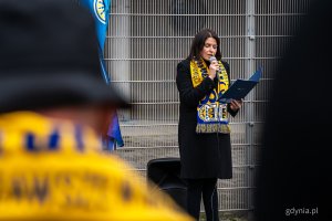 Mariola Śrubarczyk-Cichowska, wiceprzewodnicząca Rady Miasta Gdyni. Symboliczne odsłonięcie tablicy z nazwą placu Janusza Kupcewicza przy Stadionie Miejskim w Gdyni (fot. Kamil Złoch)