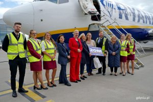 Wsp&oacute;lne zdjęcie uczestnik&oacute;w wydarzenia. Od lewej: załoga Ryanaira, Joanna Jażdżewska-Reszka &ndash; dyrektor Wydziału Skarbu Urzędu Miasta w Sopocie, Iwona Tomczyńska &ndash; kierownik Działu Analiz Ekonomicznych i Marketingu Portu Lotniczego Gdańsk, Alicja W&oacute;jcik-Gołębiowska &ndash; rzecznik prasowy i szefowa komunikacji Ryanaira na region Europy Środkowo-Wschodniej i kraj&oacute;w bałtyckich, pani Aleksandra z Gdyni oraz Agnieszka Baranowska &ndash; członkini zarządu wojew&oacute;dztwa pomorskiego 