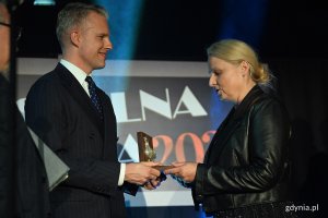 Arkadiusz Marchewka wręcza jedną z nagr&oacute;d na gali Wsp&oacute;lna Kaczka
