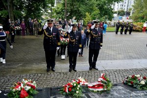 Przedstawiciele Marynarki Wojennej RP składający kwiaty podczas uroczystości  z okazji 87. rocznicy wybuchu II wojny światowej na Cmentarzu Wojennym w Redłowie 