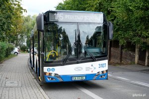 Pojazd linii 105 jadący ul. Legion&oacute;w 