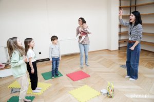 Olena Yanchuk i uczestnicy zajęć w Konsulacie Kultury