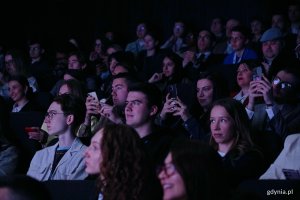 Uczestnicy Europejskiego Forum Młodych Lider&oacute;w podczas ceremonii otwarcia w Gdyńskim Centrum Filmowym 