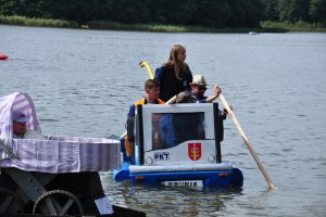 Na jeziorze Tuchom w okolicach Gdyni odbyły się zawody w pływaniu na byle czym. Gdynię reprezentował pierwszy gdyński trolejbus pływający 