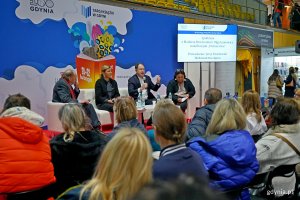 Od prawej: Mark Brzeziński &ndash; były ambasador USA w Polsce i Olga Leonowicz w rozmowie z Jerzym Kisielewskim podczas Targ&oacute;w Książki w Gdyni