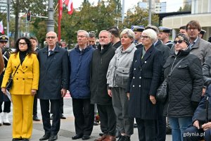 Od prawej: posłanka Henryka Krzywonos-Strycharska, Joanna Zielińska - przewodnicząca Rady Miasta Gdyni, radna Elżbieta Raczyńska, prezydent Gdyni Wojciech Szczurek, radny Zenon Roda, Andrzej Kołodziej - prezes Fundacji Pomorska Inicjatywa Historyczna i Dorota Arciszewska-Mielewczyk - prezes zarządu Polskich Linii Oceanicznych podczas uroczystości upamiętniających 84. rocznicę wysiedlenia ludności polskiej z Gdyni