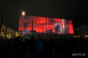 &bdquo;Zaczęło się  od morza. Baśniowa opowieść o Gdyni&rdquo;, video mapping na fasadzie urzędu miasta i widzowie