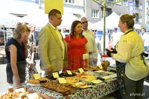 Tegoroczna edycja wydarzenia Kulinarna Świętojańska odbyła się pod hasłem "Port Smak&oacute;w". Na zdjęciu: członek zarządu wojew&oacute;dztwa pomorskiego Adam Gawrylik, wiceprezydentka Gdyni Oktawia Gorzeńska i prezes Agencji Rozwoju Gdyni Markos Pagudis (fot. Michał Puszczewicz)