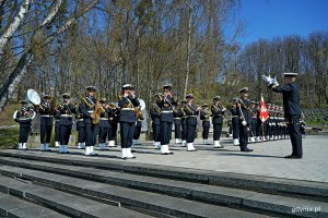 Orkiestra Reprezentacyjna Marynarki Wojennej grająca na instrumentach podczas uroczystości z okazji Dnia Pamięci Ofiar Zbrodni Katyńskiej 