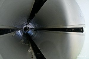 Wnętrze jednej z wyrzutni torped na okręcie podwodnym typu Kobben – dawnym „Sokole”