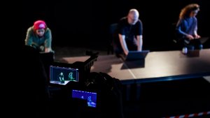 Na pierwszym planie kamery - na ich ekranach widać aktorów przygotowujących czytanie performatywne spektaklu "Tak było. Naprawdę". W tle aktorzy, Od prawej: Małgorzata Polakowska, Grzegorz Bryszewski, Salcia Hałas // fot. Marzena Chojnowska