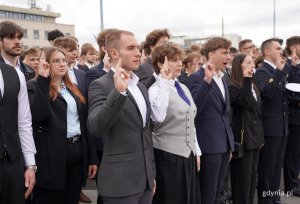 na zdjęciu ślubowanie student&oacute;w