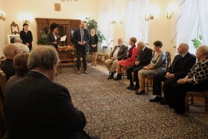 Wiceprezydnt Gdyni ds. rozwoju Marek Łucyk wraz z nagrodzonymi parami / fot. M. Kozłowski