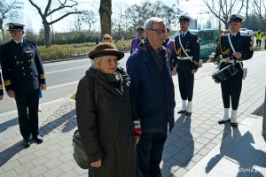 Barbara Pytko – prezes stowarzyszenia Gdyńska Rodzina Katyńska i Zenon Roda składający kwiaty pod tablicą Marynarzy Polskich Zamordowanych na Wschodzie podczas uroczystości z okazji Dnia Pamięci Ofiar Zbrodni Katyńskiej 