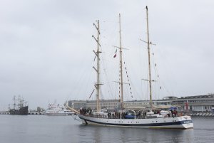 Żaglowiec STS „Pogoria” wypływa z Gdyni. W tle nabrzeże Pomorskie i cumujące przy nim statki // fot. Krzysztof Miłosz/ AMW