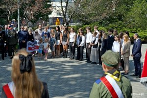 Uczniowie gdyńskich szkół i mieszkańcy podczas obchodów 86. rocznicy wybuchu II wojny światowej, które odbyły się na Cmentarzu Wojennym w Gdyni 