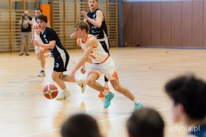 Koszykarze na boisku w trakcie meczu