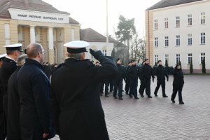 Defilada pododdziałów podczas apelu.