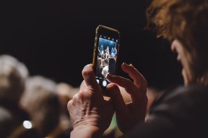 Piątkowy koncert w sali koncertowej Portu Gdynia - Orkiestra Symfoniczna Filharmonii Bałtyckiej pod batutą Massimiliano Caldiego oraz z Magdaleną Bojanowicz na wiolonczeli, fot. Tomasz Kamiński