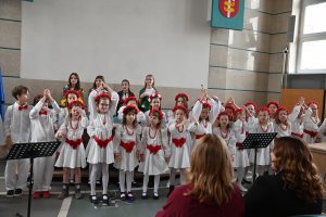 Uczniowie SP nr 13 wykonali świąteczny program 