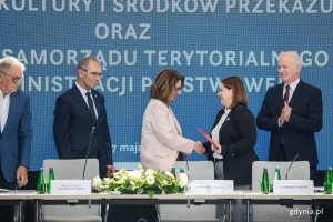 Małgorzata Kidawa-Błońska gratuluje prezydent Gdyni Aleksandrze Kosiorek, prezydent Gdyni dziękuje Marszałek Senatu RP
