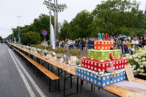 600-metrowy st&oacute;ł urodzinowy (fot. Mirosław Pieślak)