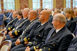 Uczestnicy uroczystego posiedzenia senatu uczelni z okazji 106. rocznicy utworzenia Uniwersytetu Morskiego 