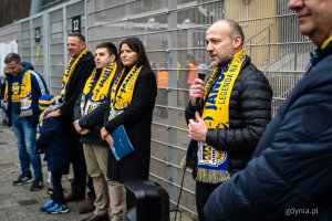 Arkadiusz Kupcewicz. Symboliczne odsłonięcie tablicy z nazwą placu Janusza Kupcewicza przy Stadionie Miejskim w Gdyni (fot. Kamil Złoch)