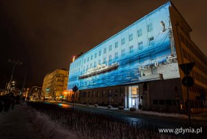 Mapping 3D na fasadzie Urzędu Miasta Gdyni - &bdquo;Zaczęło się od morza. Baśniowa opowieść o Gdyni&rdquo; (fot. Paweł Budziński)