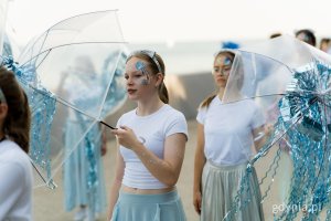 Grupa os&oacute;b biorąca udział w paradzie