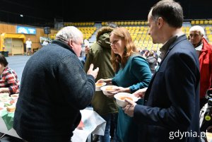 Prezydent Aleksandra Kosiorek częstowała gości wigilijnymi potrawami (fot. Magdalena Starnawska)