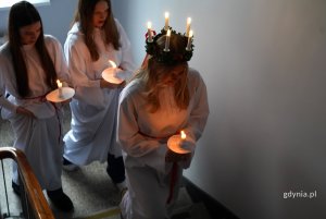 Na zdjęciu uczniowie w orszaku św. Łucji