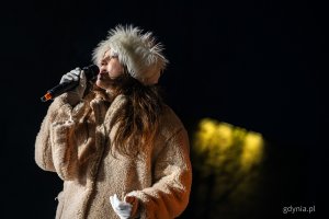 Występ wokalistki z Młodzieżowego Domu Kultury w Gdyni podczas gdyńskich mikołajek na placu Grunwaldzkim (fot. Kamil Złoch)