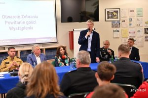 Na zdjęciu od lewej: z-ca komendanta miejskiego PSP w Gdyni Łukasz Płusa, prezes GKM Tomasz Konewka, wiceprezes GKM Agnieszka Jankowska, wiceprezydent Gdyni Rafał Geremek, prezes oddziału powiatowego Związku Ochotniczych Straży Pożarnych RP Edward Chechliński oraz komendant Wydziału Straży Miejskiej i Zarządzania Kryzysowego Urzędu Miasta Gdyni Robert Ronduda 