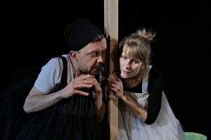 Anna Bochnak-Fryc i Piotr Rogalski podczas próby do spektaklu „Nie płacz i nie ucz się płakać” Teatru Stajnia Pegaza, który będzie można obejrzeć w Teatrze Gdynia Główna 