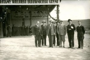 Eugeniusz Kwiatkowski (trzeci z lewej), 1930-1931 r., fot. ze zbior&oacute;w Muzeum Miasta Gdyni